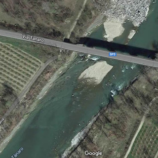 Visuale aerea del ponte sul Tanaro che collega la SP3 da Baraccone a Neive