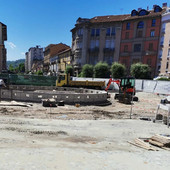 I lavori in piazza Ferrero stanno proseguendo secondo la tabella di marcia. Il basamento della statua sta prendendo forma