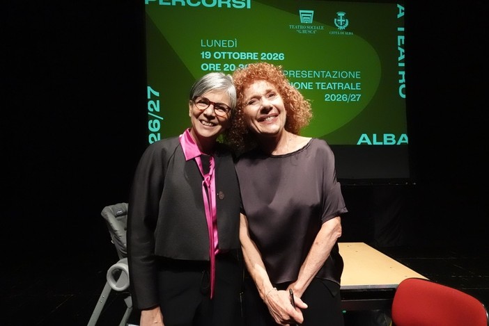 Un momento della presentazione tenuta lunedì sera: sul palco del Sociale l'assessora Caterina Pasini e l'attrice Cinzia Leone