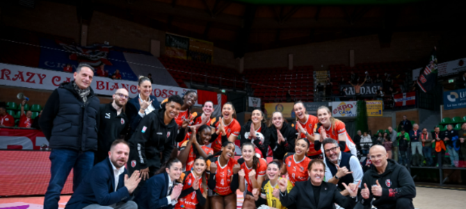 La Honda Cuneo Granda Volley festeggia la vittoria (foto di Danilo Ninotto) La Honda Cuneo Granda Volley festeggia la vittoria (foto di Danilo Ninotto)