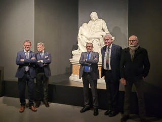 La Pietà di Michelangelo in mostra a Palazzo Banca d'Alba, dal 22 novembre 2025 al 1° marzo 2026. La Pietà di Michelangelo in mostra a Palazzo Banca d'Alba, dal 22 novembre 2025 al 1° marzo 2026.
