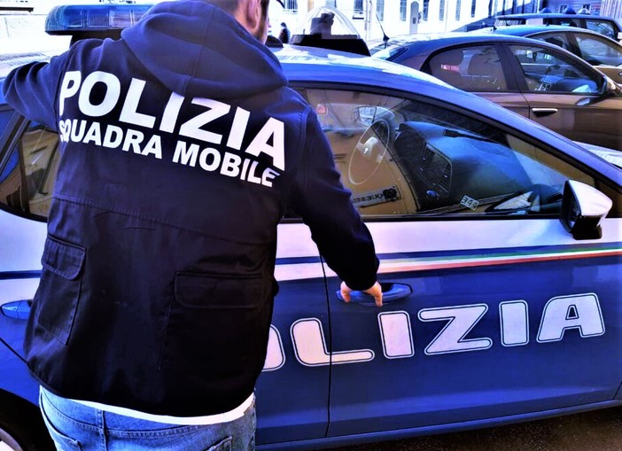 Polizia a sirene spiegate in centro a Cuneo: tre arresti per truffa, operazione della Mobile di Biella