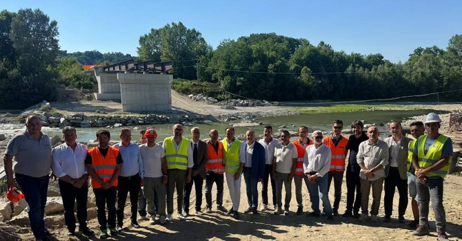 Ponte del Mulino, sopralluogo al cantiere: posata la prima trave metallica