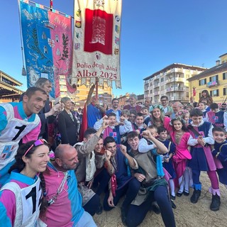 I barghigiani di Brichèt festeggiano Gianluca Zand (Rombo), primo sul traguardo a cavallo di Tuono