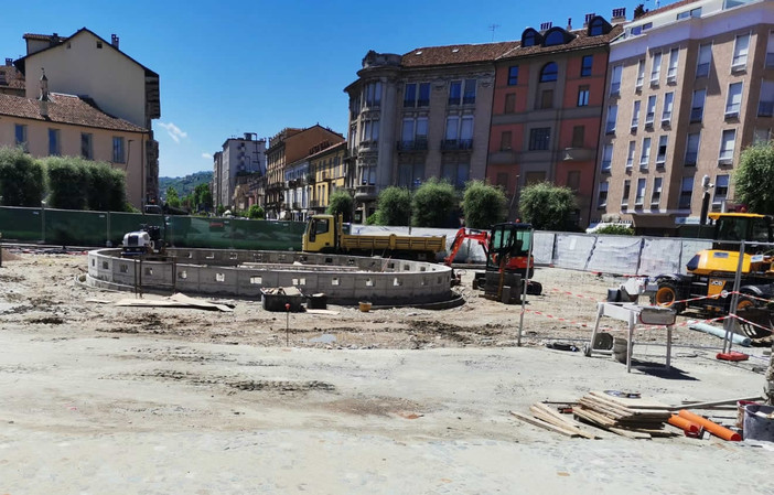 I lavori in piazza Ferrero stanno proseguendo secondo la tabella di marcia. Il basamento della statua sta prendendo forma