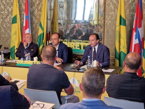 Il tavolo dei relatori durante la riunione di presentazione del piano anti peste suina della Coldiretti Cuneo