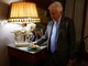 L'avvocato Roberto Ponzio con la pepita portata in Vaticano per farne omaggio a Papa Francesco