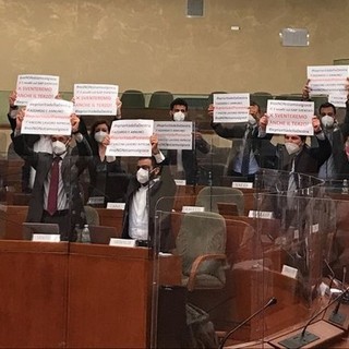 Le proteste nell'aula del Consiglio regionale