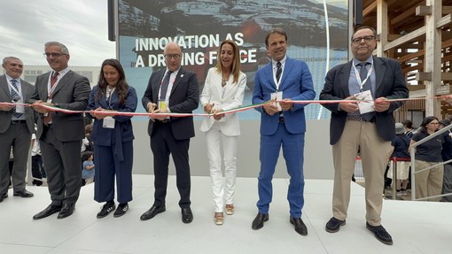 Il taglio del nastro ad Osaka Il taglio del nastro ad Osaka