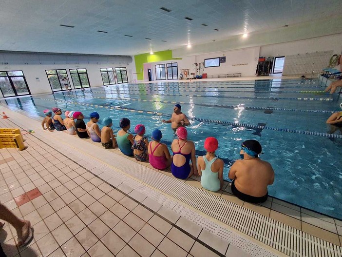 "Star – Scuola di Quartiere" si tuffa in piscina: a Bra un corso di nuoto per l'inclusione dei più piccoli