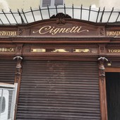 La storica pasticceria Cignetti in via Vittorio Emanuele ad Alba.
