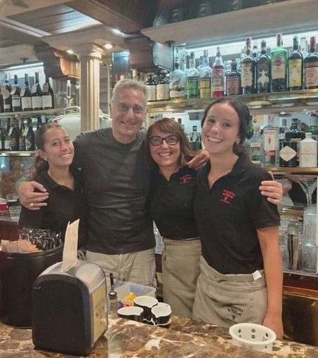 Paolo Bonolis con lo staff del Bar Perugina Paolo Bonolis con lo staff del Bar Perugina