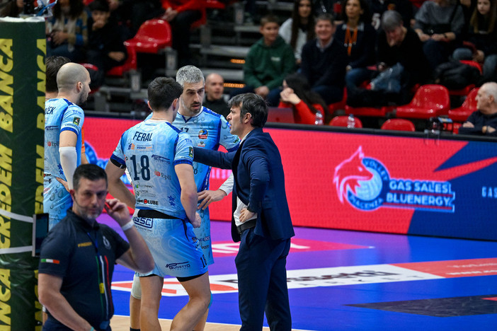 Coach Matteo Battocchio durante una fase di gioco a Piacenza (Foto Danilo Ninotto)