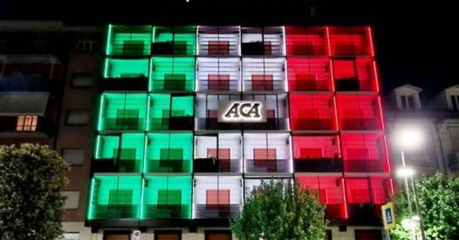 Alba celebra il 25 Aprile: il Tricolore illumina Palazzo ACA