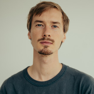 Daniel Chatard ha studiato Fotogiornalismo e Fotografia documentaria ad Hannover e Photography &amp; Society alla Royal Academy of Arts dell’Aia.