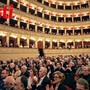 Un'immagine d'archivio del teatro gremito di pubblico Un'immagine d'archivio del teatro gremito di pubblico
