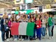 Il gruppo di studenti ed insegnanti della Primaria di Caramagna Piemonte in aeroporto