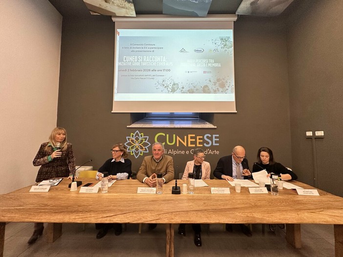 Il tavolo dei relatori della presentazione "Cuneo di racconta" dell'ATL di Cuneo
