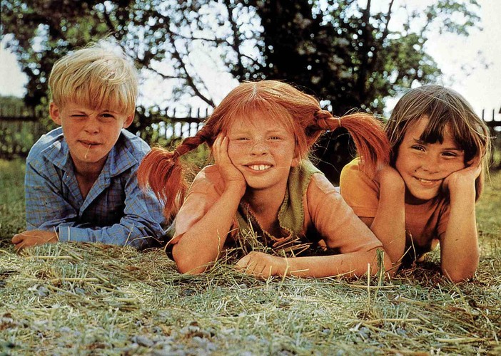Pippi con Tommy e Anika nella celebre serie Tv (Sundberg, Nilsson e Persson) - foto di Alamy Pippi con Tommy e Anika nella celebre serie Tv (Sundberg, Nilsson e Persson) - foto di Alamy