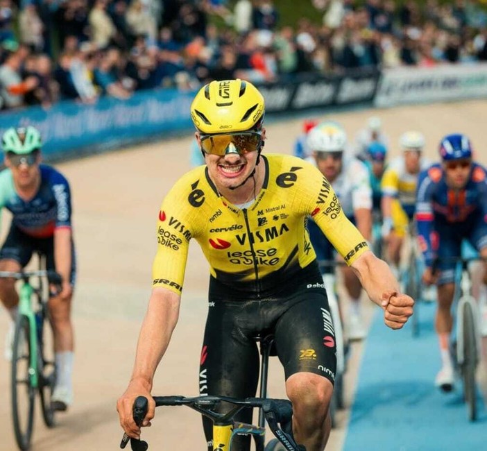 Pietro Mattio esulta per la vittoria del compagno (Foto Ig Team Visma)