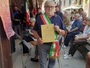Il  consigliere Roberto Cristino con il riconoscimento
