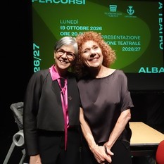 Un momento della presentazione tenuta lunedì sera: sul palco del Sociale l'assessora Caterina Pasini e l'attrice Cinzia Leone