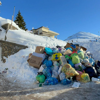 Rifiuti ammassati tra i condomini di Prato Nevoso Rifiuti ammassati tra i condomini di Prato Nevoso