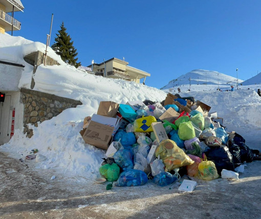 Rifiuti ammassati tra i condomini di Prato Nevoso
