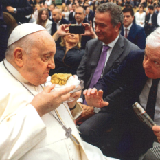L'avvocato Roberto Ponzio omaggia Papa Francesco con un pregiato esemplare di Tartufo Bianco d'Alba L'avvocato Roberto Ponzio omaggia Papa Francesco con un pregiato esemplare di Tartufo Bianco d'Alba