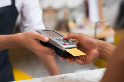 Il Pos della discordia: “Costi di utilizzo delle carte azzerano i margini di guadagno su alcuni prodotti”