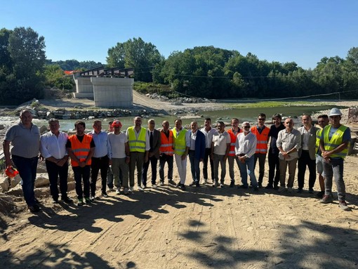 Ponte del Mulino, sopralluogo al cantiere: posata la prima trave metallica