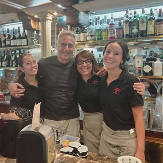 Paolo Bonolis con lo staff del Bar Perugina