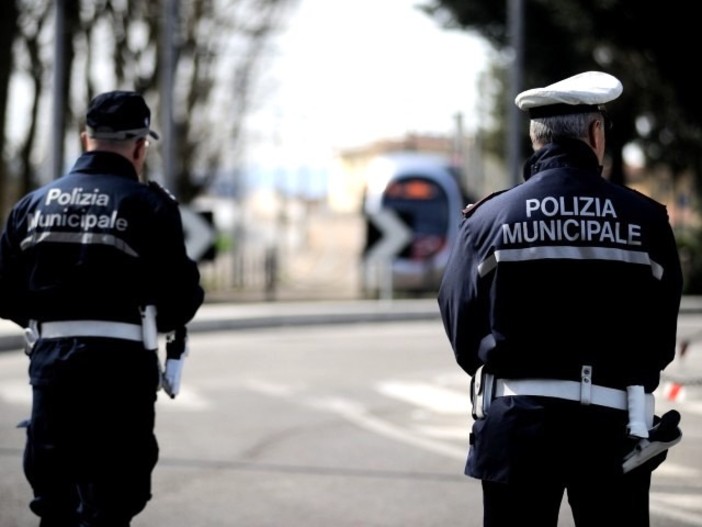 A individuare l'uomo fu la Polizia Locale albese