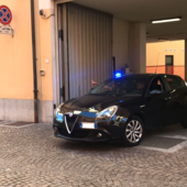 Auto della Squadra Mobile a sirene spiegate in Questura: fermato presunto stupratore del parco fluviale di Cuneo [VIDEO]