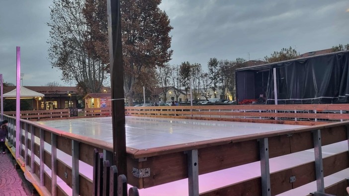 Natale arriva in anticipo a Bra: oggi si inaugura la pista di pattinaggio Natale arriva in anticipo a Bra: oggi si inaugura la pista di pattinaggio