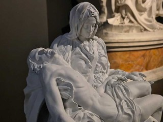 La Pietà di Michelangelo in mostra a Palazzo Banca d'Alba, dal 22 novembre 2025 al 1° marzo 2026. La Pietà di Michelangelo in mostra a Palazzo Banca d'Alba, dal 22 novembre 2025 al 1° marzo 2026.