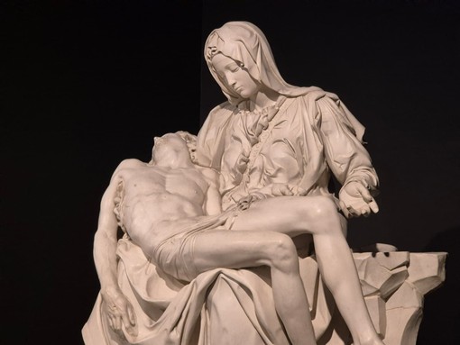 La Pietà di Michelangelo in mostra a Palazzo Banca d'Alba, dal 22 novembre 2025 al 1° marzo 2026.