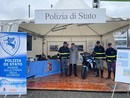 Il questore Grassi in visita allo stand della Polizia Stradale