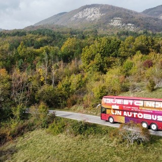 Un bus-teatro nelle aziende del Cuneese: al via “Air – alziamoci insieme, rialziamoci”