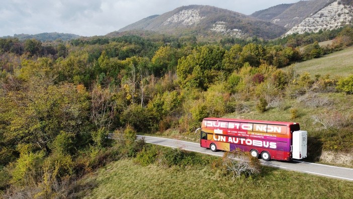 Un bus-teatro nelle aziende del Cuneese: al via “Air – alziamoci insieme, rialziamoci”