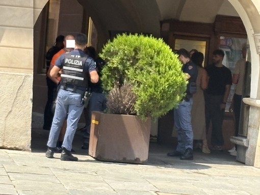 L'intervento dei poliziotti in via Roma L'intervento dei poliziotti in via Roma