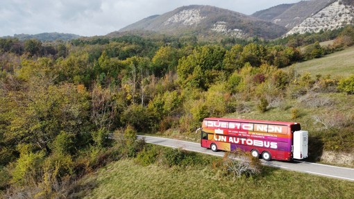 Un bus-teatro nelle aziende del Cuneese: al via “Air – alziamoci insieme, rialziamoci”