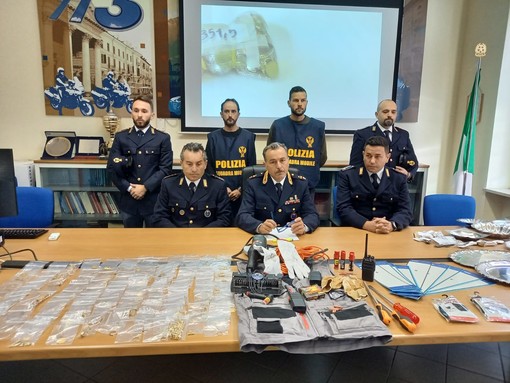 Si fingevano poliziotti e carabinieri  per rubare oro e argenteria: in otto finiscono agli arresti dopo indagine della Polizia di Cuneo