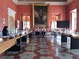 Sopra la seduta di Consiglio di venerdì 31, nuovamente andata deserta. In aula il funzionario che ha sostituito la segretaria comunale, il sindaco Oderda e la consigliera Gorgo Sopra la seduta di Consiglio di venerdì 31, nuovamente andata deserta. In aula il funzionario che ha sostituito la segretaria comunale, il sindaco Oderda e la consigliera Gorgo