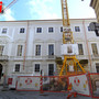L'enorme gru, rimossa ormai da qualche mese, che ha cappeggiato a lungo davanti alla facciata di Palazzo Ottolenghi L'enorme gru, rimossa ormai da qualche mese, che ha cappeggiato a lungo davanti alla facciata di Palazzo Ottolenghi