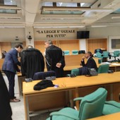 Mario Roggero, sulla destra, seduto in aula coi suoi legali