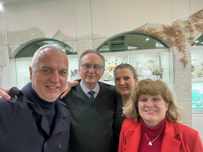Nella foto d'archivio, il senatore del Carroccio in visita alla gioielleria di Grinzane nel febbraio 2023 Nella foto d'archivio, il senatore del Carroccio in visita alla gioielleria di Grinzane nel febbraio 2023