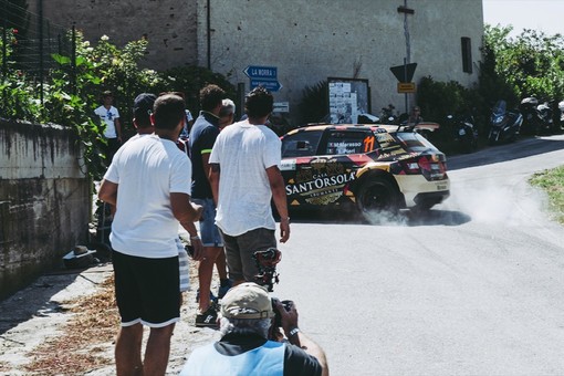 Auto in gara in una passata edizione del Rally di Alba, da quest'anno Rally Piemonte