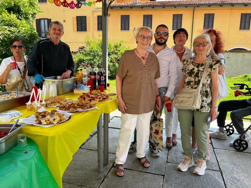 Dogliani, il Festival della TV entra in RSA: aperitivo alla Sacra Famiglia tra ospiti e volontari Dogliani, il Festival della TV entra in RSA: aperitivo alla Sacra Famiglia tra ospiti e volontari
