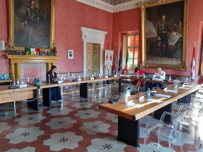 Un momento del Consiglio comunale di giovedì 30 luglio, quando al momento delle interpellanze e interrogazioni tutti consiglieri sono usciti. Sono rimasti solo il sindaco Oderda, la capogruppo di minoranza Gorgo e la segretaria comunale